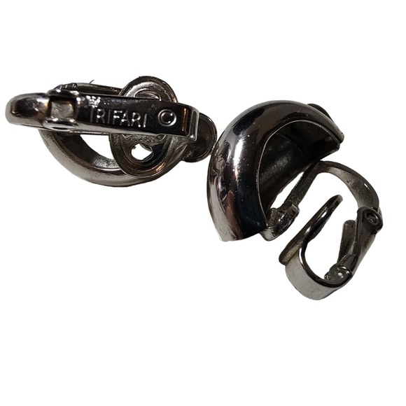 Vintage Trifari Clip On Earrings Silver Tone Circa 1950s .75 In‎ - Picture 7 of 8